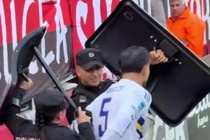 如此待遇！對陣紐維爾老男孩，帕雷德斯主罰角球防暴警察持盾保護(hù)