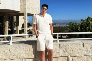 妥妥的帥氣男模！鄒雨宸曬個人近照：顯高穿搭